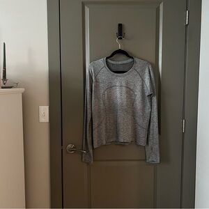 Lululemon | Swiftly Tech Long-Sleeve Shirt 2.0
Waist Length